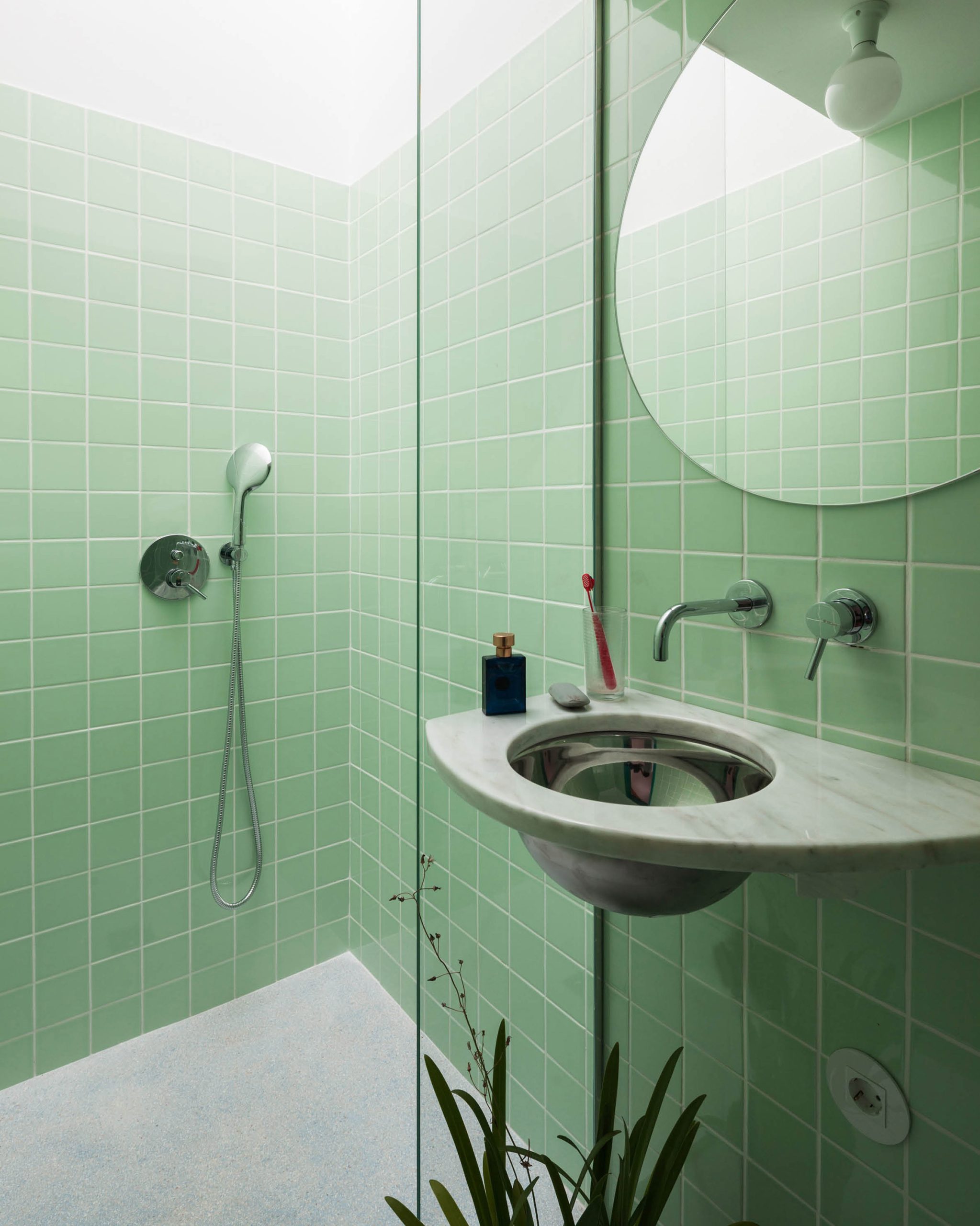 Small house with a monumental shower by Fala