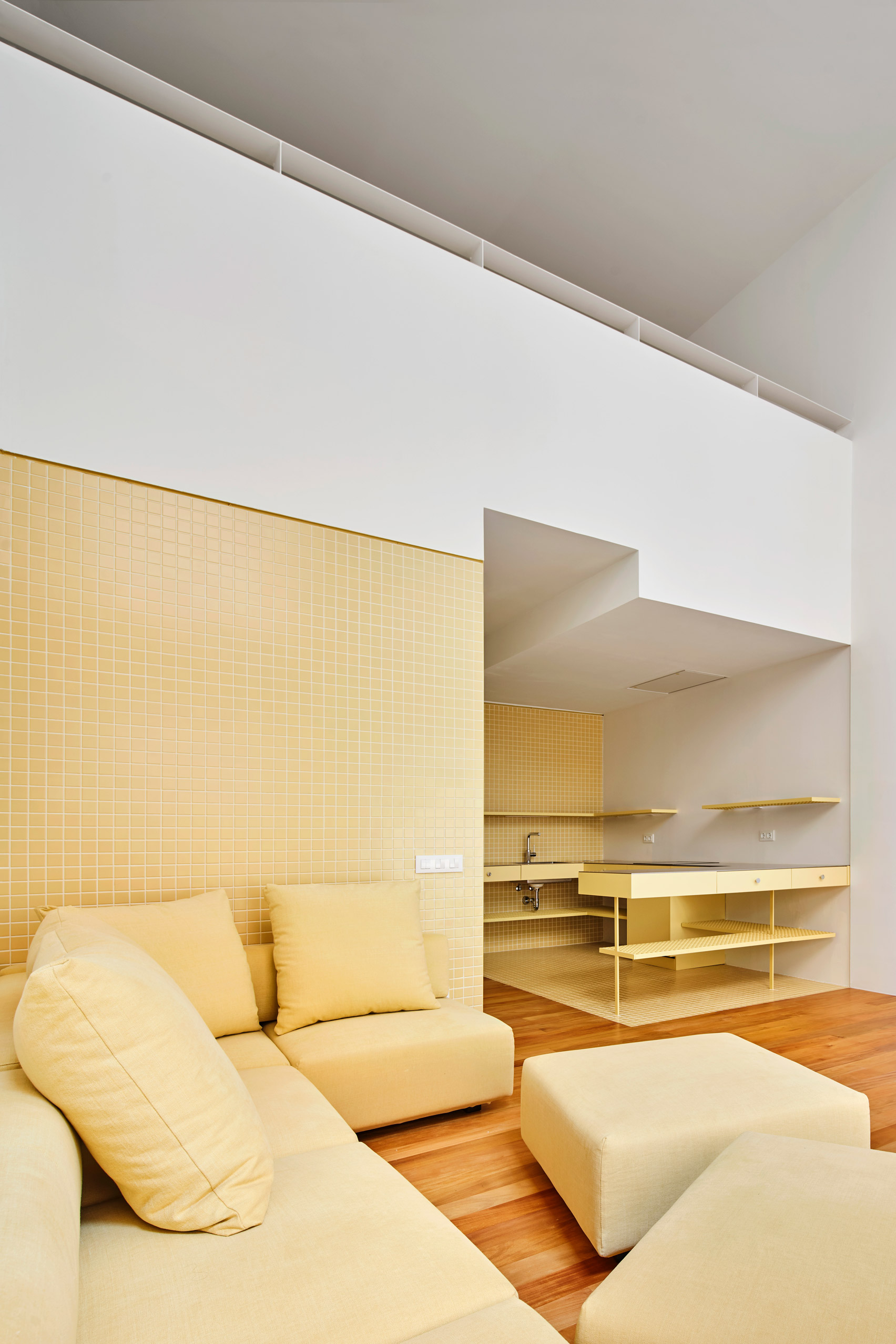 Duplex in Sant Gervasi is encased in butter yellow tiles