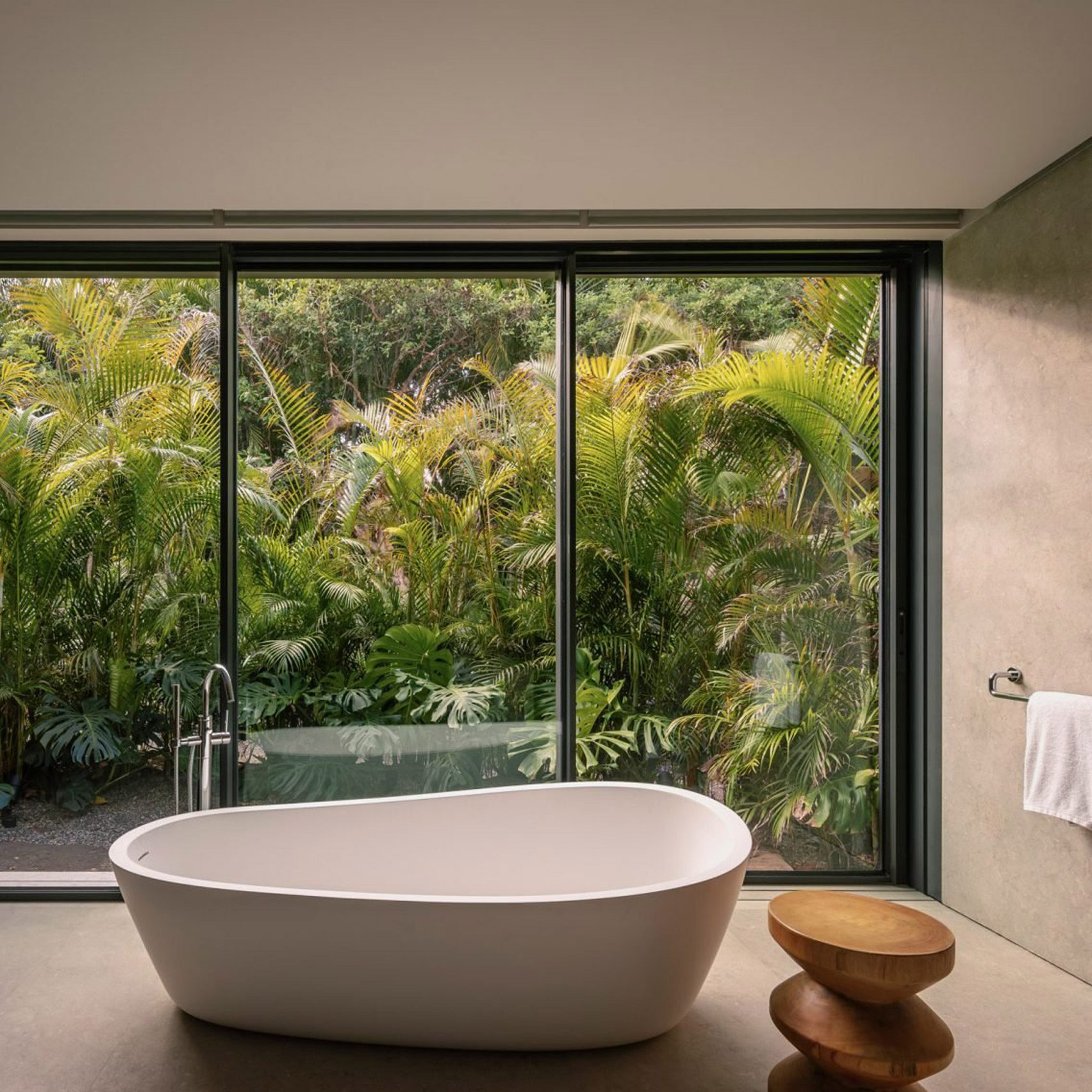 Freestanding bathtub in Casa Quinto Sol by Estudio Cristina Grappin