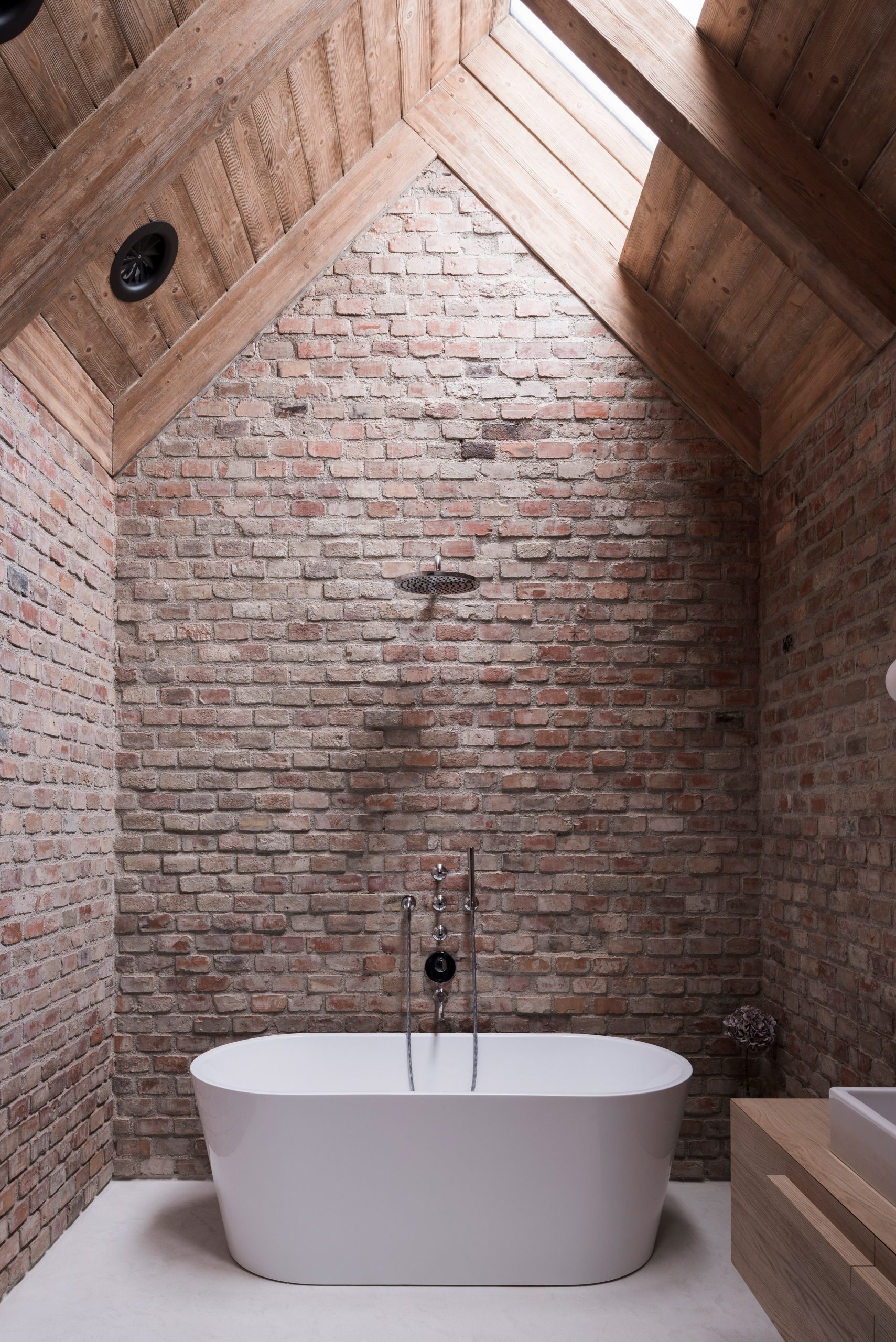 Freestanding bathtub