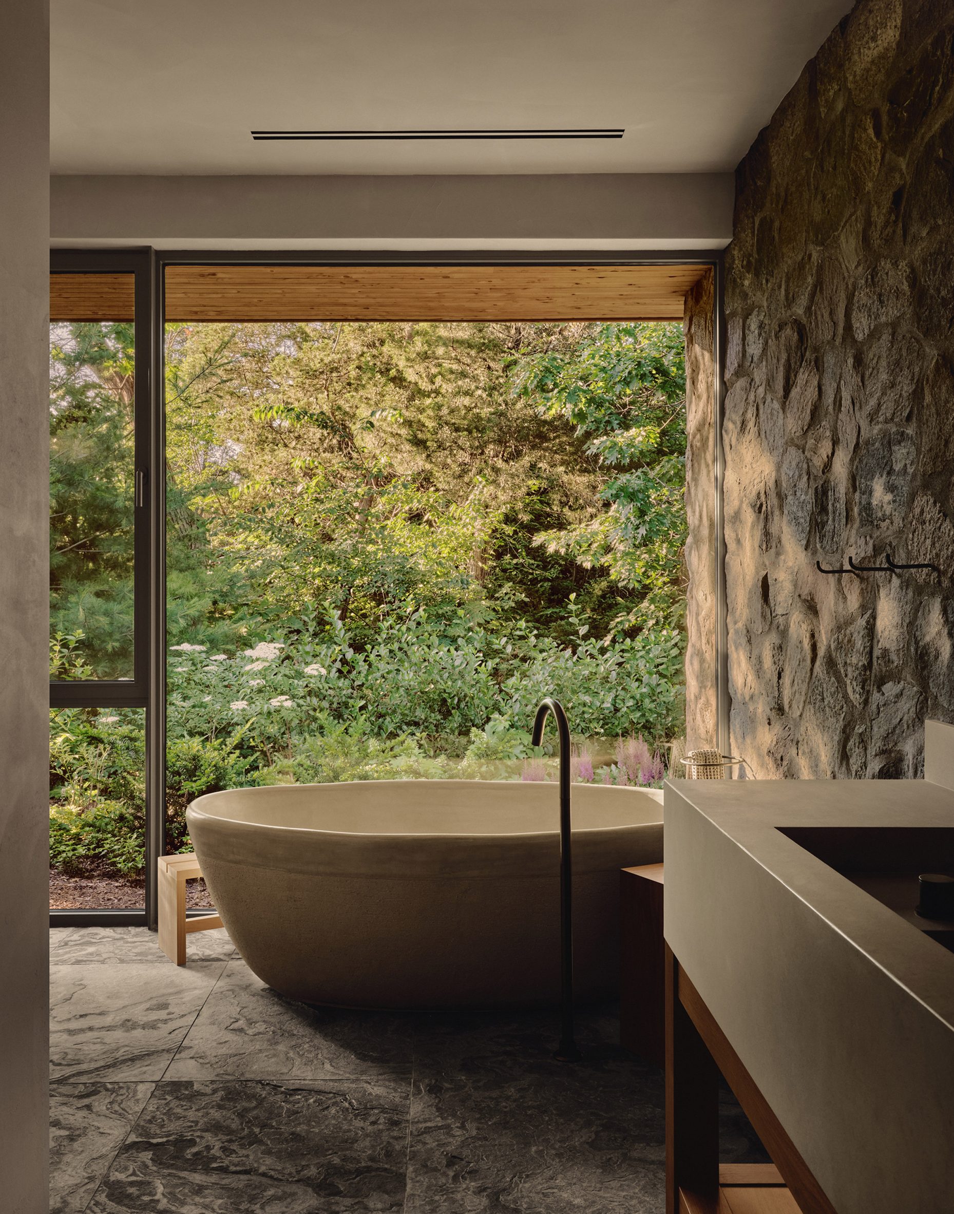Freestanding bath in Pine Island Cottage by Bureau Tempocand Thom Fougere