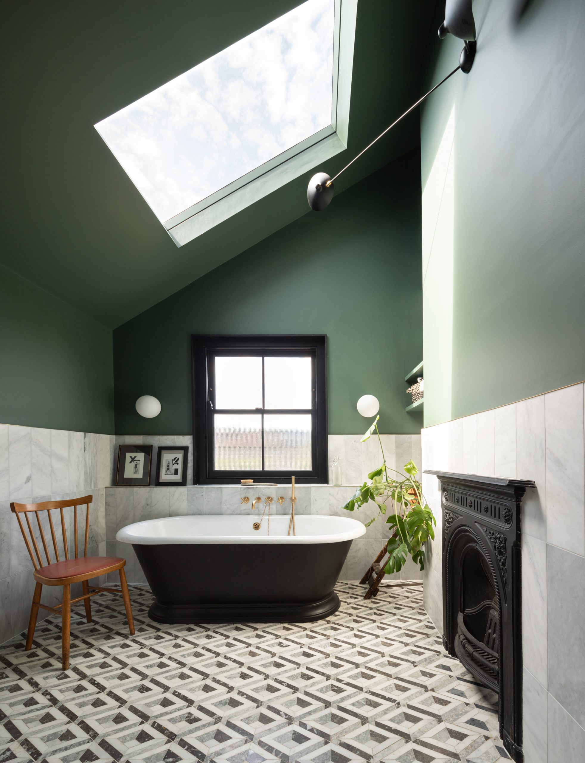 Freestanding jet-black tub