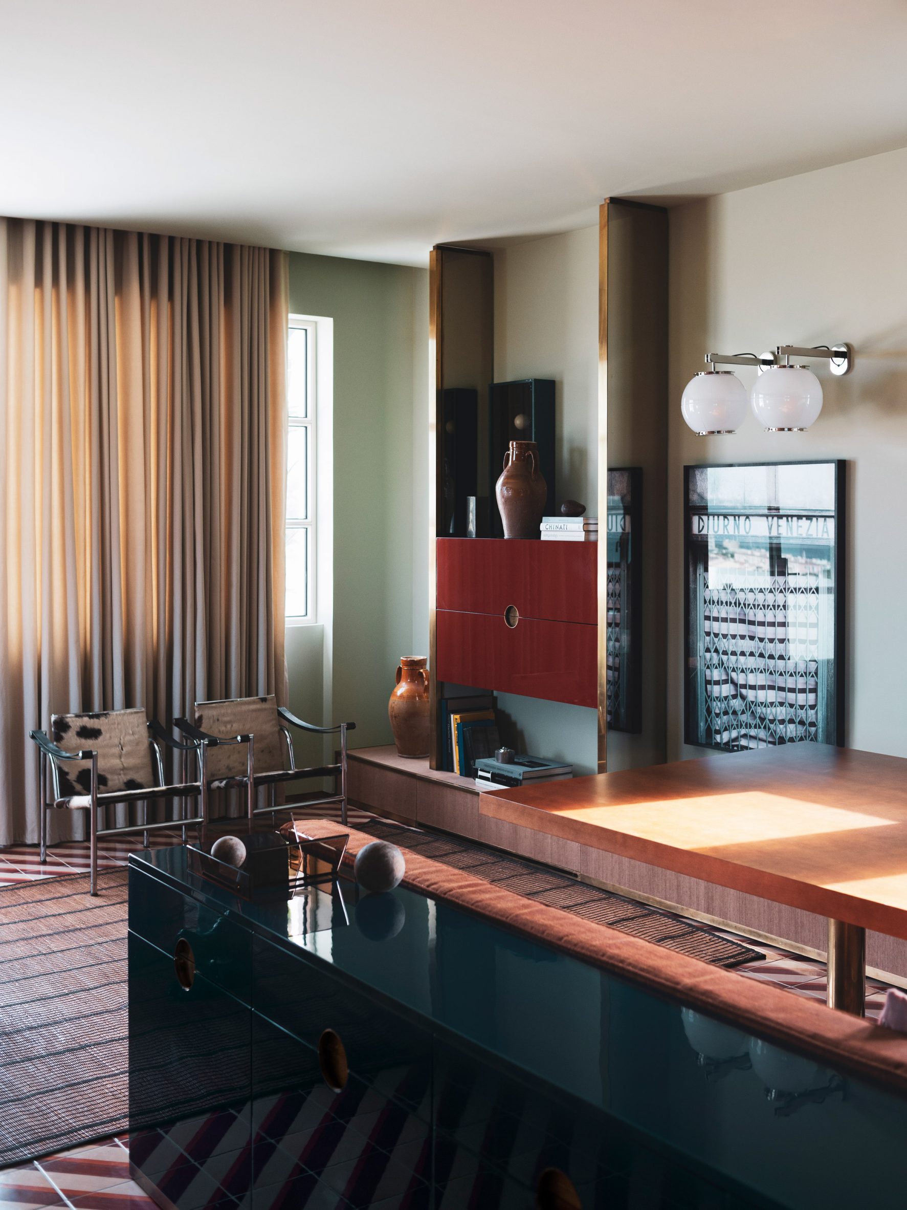 Living room in Étage 5 in Latitude 43 by Dimore Studio