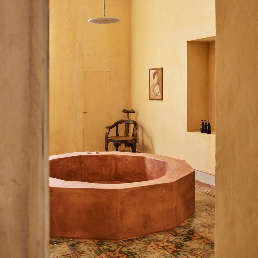 Bathtub in suite of Palazzo Daniele by Palomba Serafini Associati