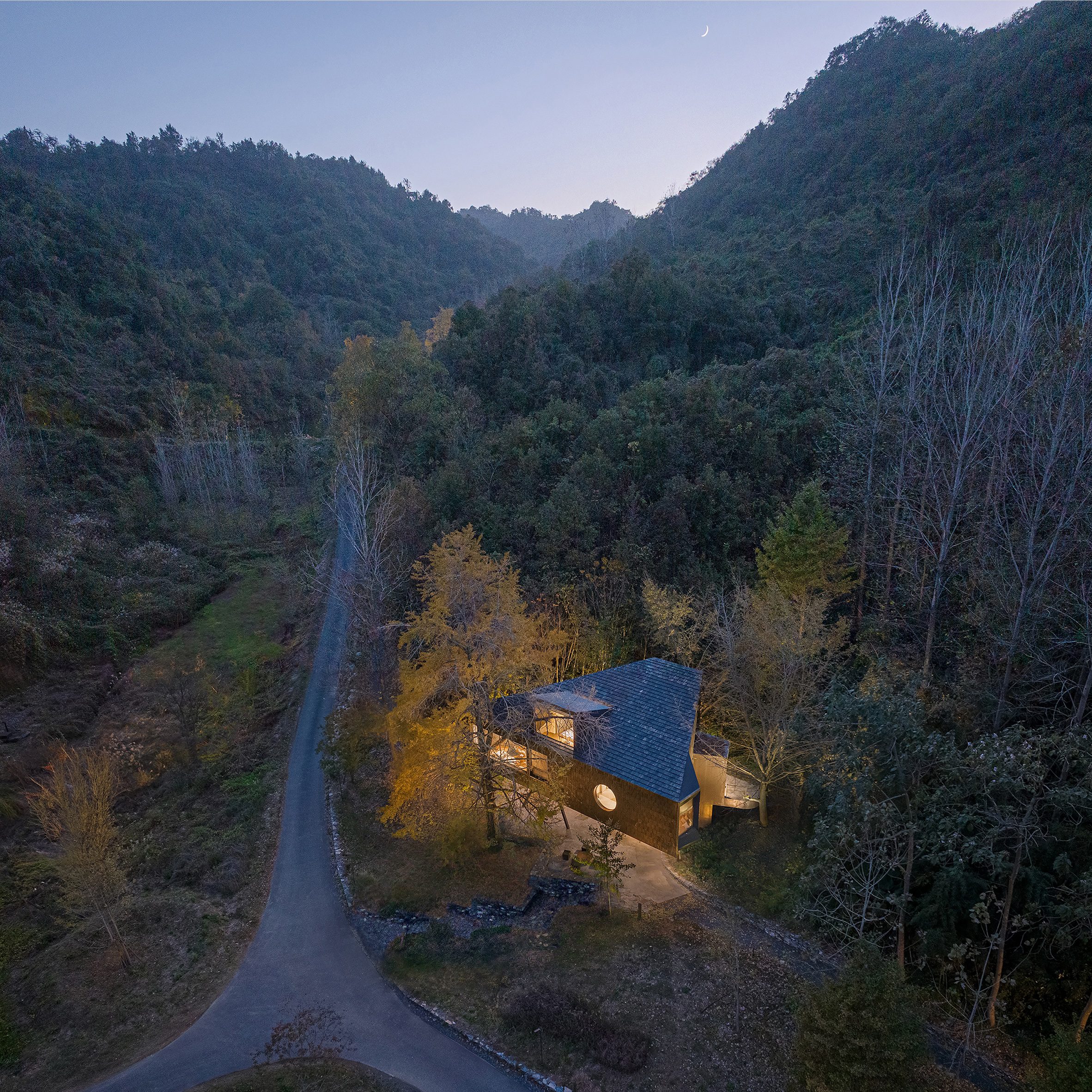 Ginkgo Valley Treehouse by Moguang Studio