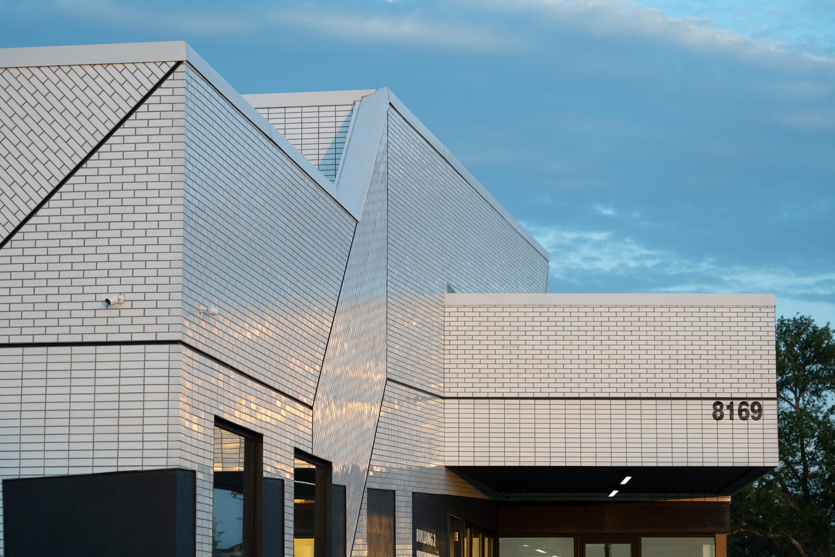 Pearlescent facade