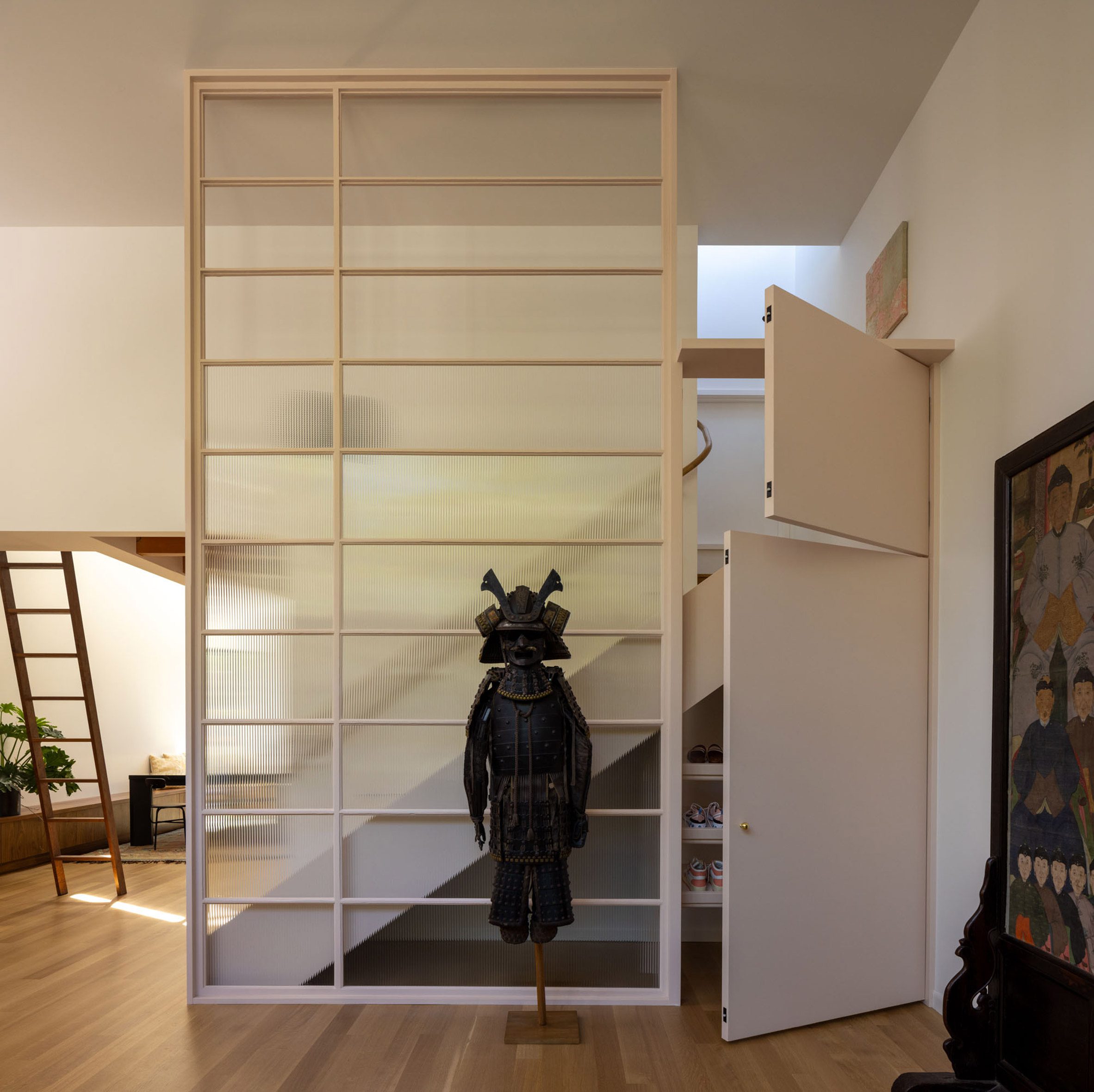 Interior screen with samurai armor