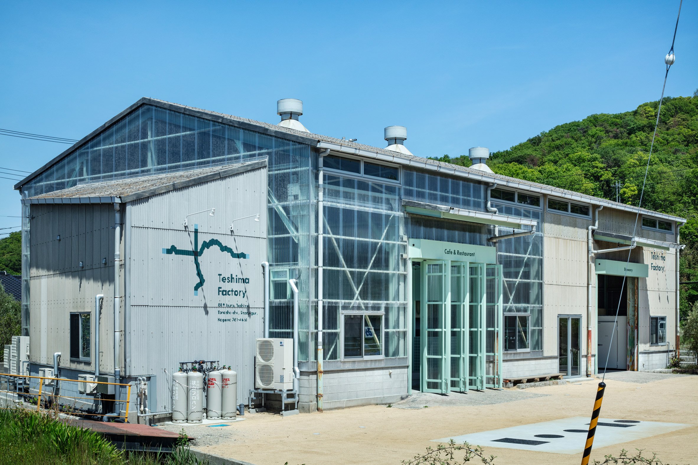 Cafe with polycarbonate walls
